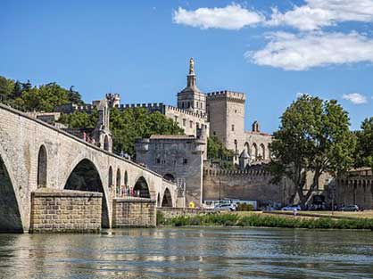 Une merveille, le palais de papes à quelques km de laudun pour vos vacances