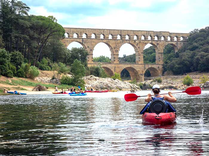 Des activités nautiques telles que le canoe kayak à proximité de Laudun dans le Gard